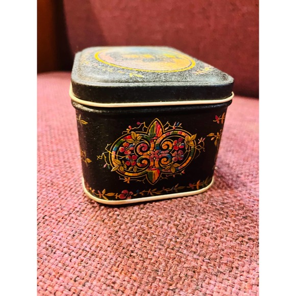 Vintage Singer sewing tin container with old buttons - Picture 8 of 13